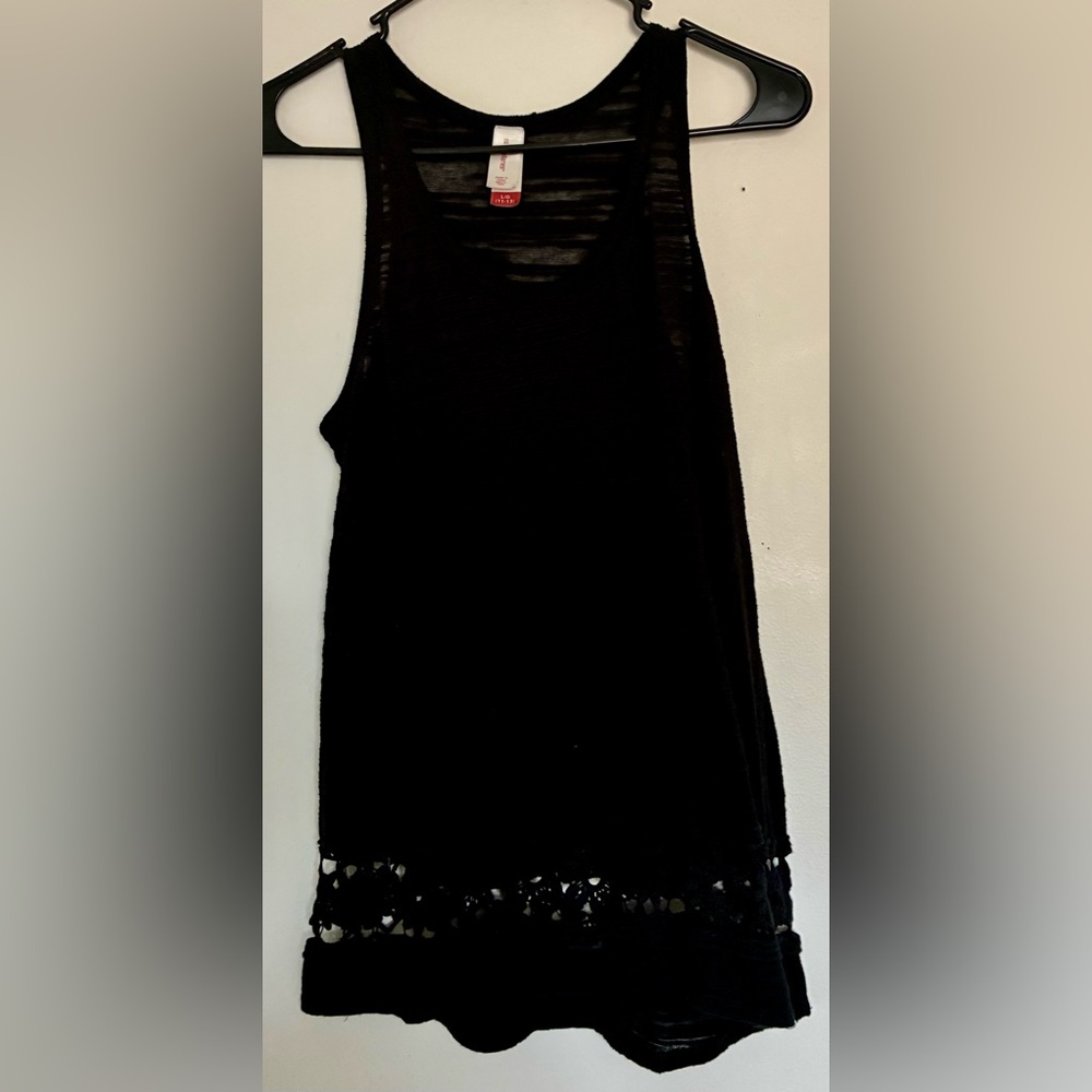 No Boundaries Women’s Black Sleeveless Knit Tank Top with Cutout Hem